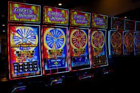 Giao diện casino trực tuyến u88 với slot và bàn bài đa dạng